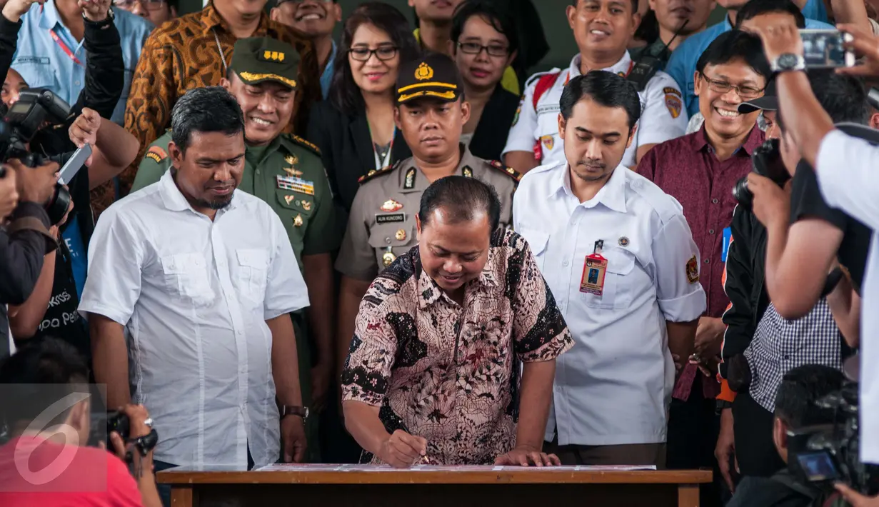 Ketua Komisi Pemilihan Umum (KPU) DKI Jakarta, Sumarno menandatangani kertas surat suara Putaran Kedua Pilkada DKI 2017 di Percetakan PT. Gramedia Printing, Cikarang, Jawa Barat, Kamis (23/3). (Liputan6.com/Gempur M Surya)