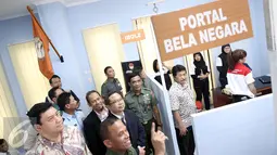 Suasana peninjuan sarana Laboratorium Bela Negara Badiklat Kemhan, Jakarta, Senin (11/4/2016). Laboratorium Bela Negara memiliki 4 ruang penunjang operasional diantaranya ruang kerja Portal Bela Negara dan iBOLZ. (Liputan6.com/Faizal Fanani)