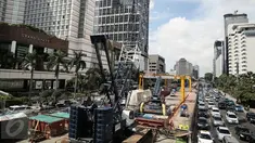 Suasana sepi pembangunan Stasiun Mass Rapid Transit (MRT) Jakarta di Kawasan Bundaran Hotel Indonesia, Jakarta Pusat, Kamis (31/12). Jelang pergantian malam tahun baru 2016, pengerjaan proyek MRT dihentikan sementara waktu. (Liputan6.com/Faizal Fanani)