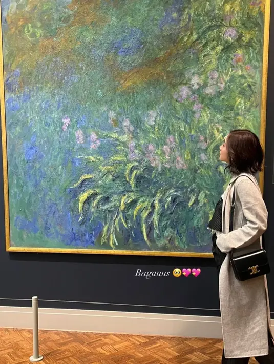 Di dalam museum, Febby sangat terpana saat melihat banyak lukisan