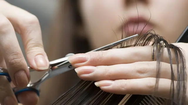 Trim atau memotong ujung-ujung rambut.