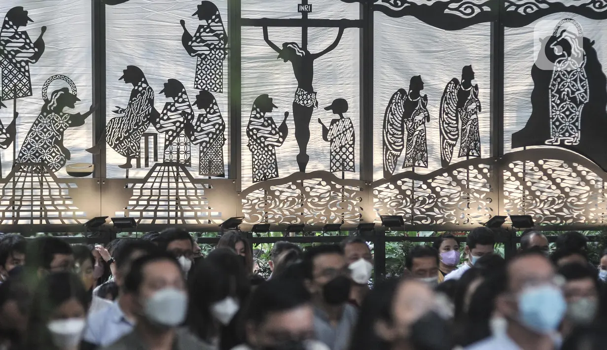 Suasana misa Kenaikan Isa Almasih di Gereja Katedral, Jakarta Pusat, Kamis (26/5/2022). Sebanyak 1.300-1.400 bangku disiapkan untuk ibadah misa kali ini yang diikuti semua kalangan usia dengan tetap menerapkan protokol kesehatan. (merdeka.com/Iqbal S Nugroho)