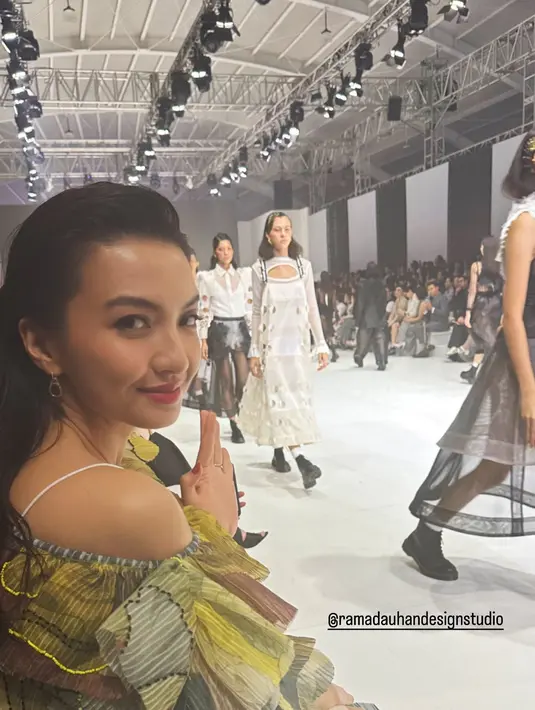 Gaun bervolume itu bikin Raline Shah terlihat mencolok. Namun tatanan rambut sleek menyeimbangkan penampilan Raline di Dewi Fashion Knights [@ralineshah]