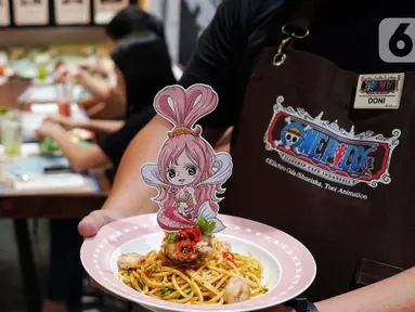 Pengunjung menikmati menu makanan ala serial animasi asal Jepang One Piece di Senayan Park Jakarta, Sabtu (23/11/2024). (Liputan6.com/Angga Yuniar)