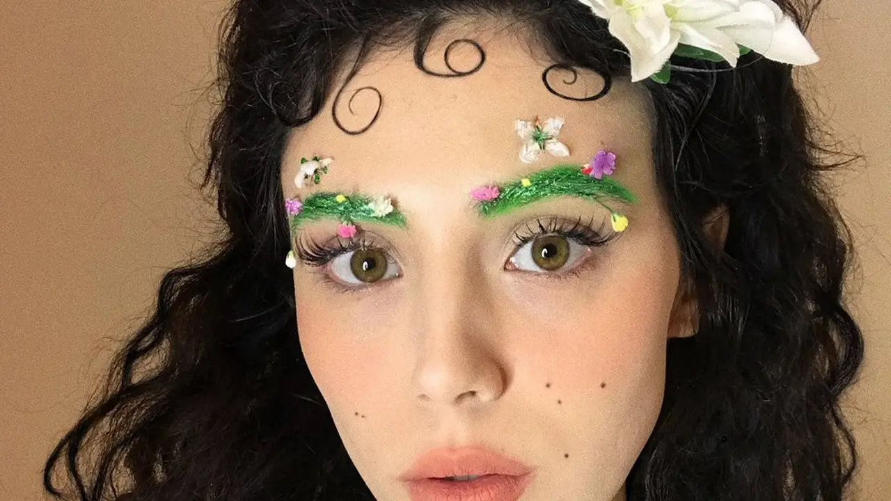 [Bintang] Super Unik, Beauty Vlogger Ini Buat Alisnya Seperti Kebun Bunga