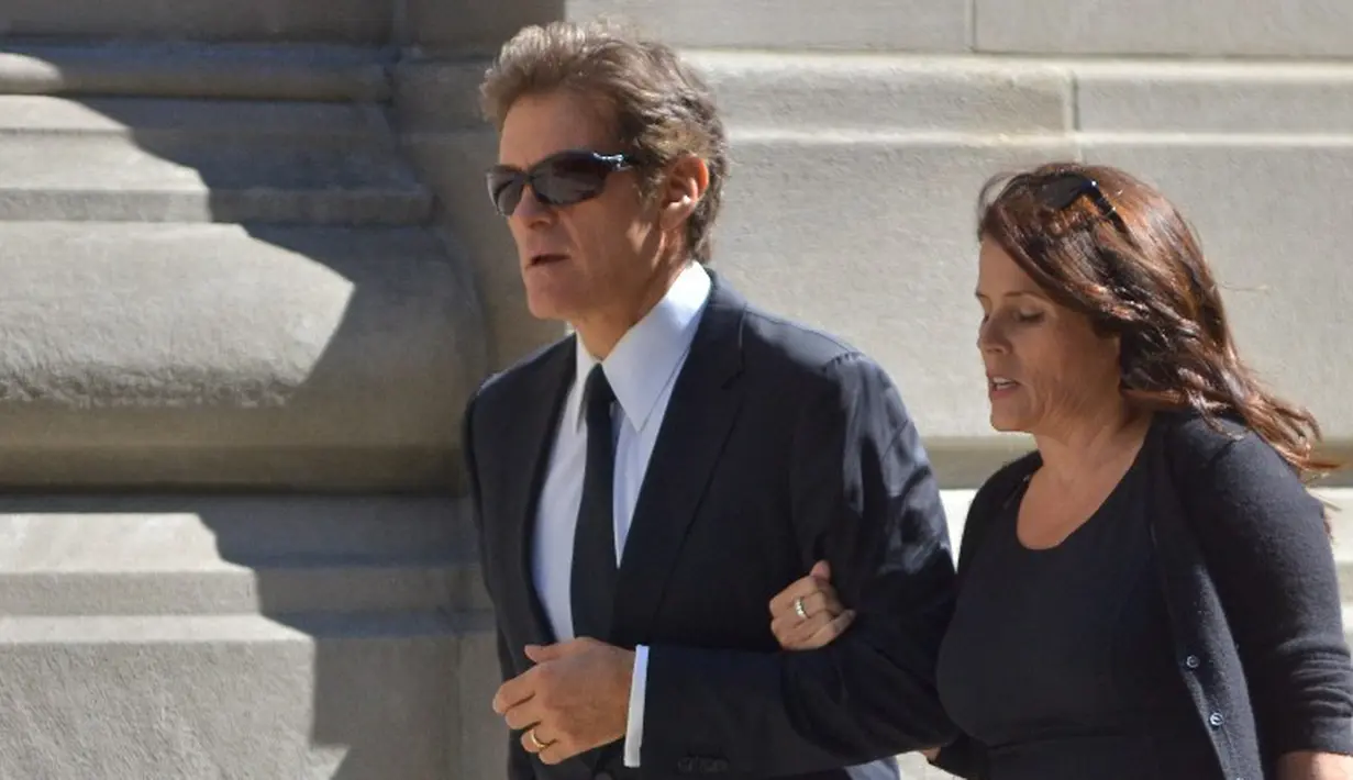 Dokter selebritas Mehmet Oz dan Lisa Oz menghadiri pemakaman komedian Joan Rivers di Temple Emanu-El, New York, Minggu (7/9/14). (Kris Connor/Getty Images/AFP) 