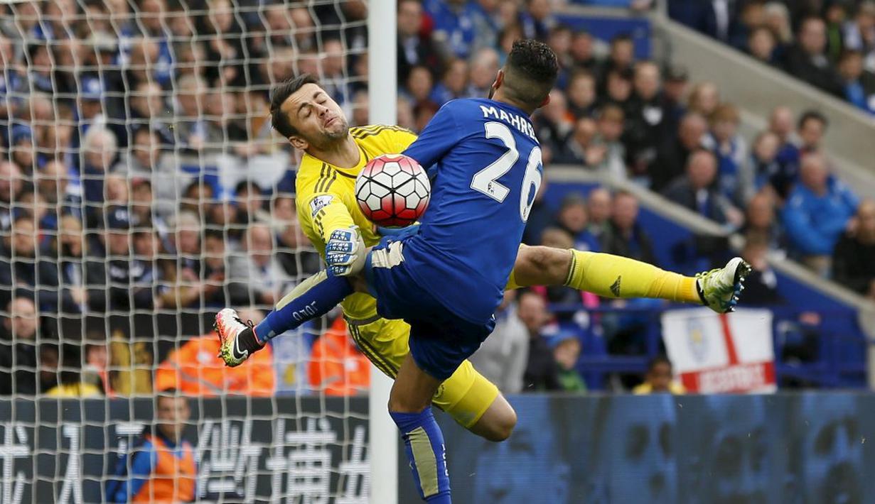 Duel antara pemain Leicester City, Riyad Mahrez (kanan), dengan kiper Swansea City, Lukasz Fabianski, dalam laga Liga Inggris di Stadion King Power, Minggu (24/4/2016) malam WIB. (Action Images via Reuters/Jason Cairnduff)