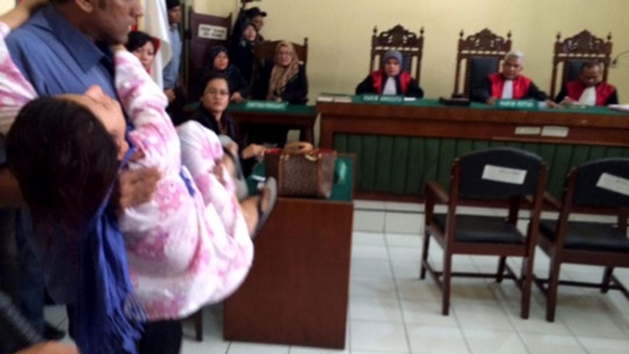 Terdakwa penganiaya PRT di Medan bopong istri jalani sidang tuntutan