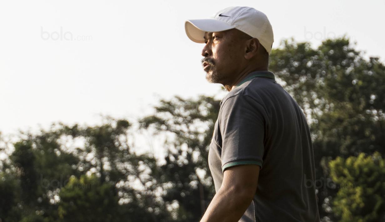 Pelatih Timnas Indonesia U-16, Fachri Husaini, memantau anak asuhnya saat melawan Kabomania U-17 pada laga uji coba di Stadion Atang Sutresna, Jakarta Timur, Jumat (8/9/2017). Timnas U-16 menang 6-1 atas Kabomania U-17. (Bola.com/Vitalis Yogi Trisna)