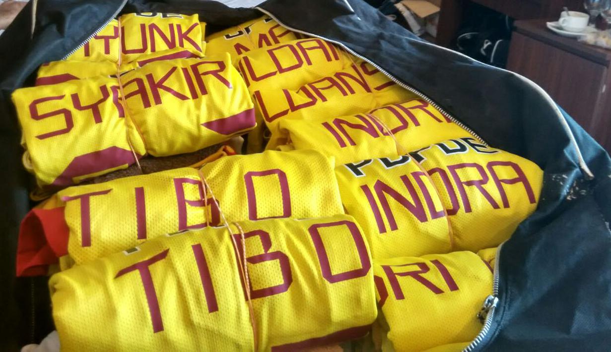 Seragam Sriwijaya FC yang akan dipakai dalam Final Piala Presiden 2015 melawan Persib Bandung di Stadion Utama Gelora Bung Karno, Minggu (18/10/2015). (Bola.com/Nicklas Hanoatubun)