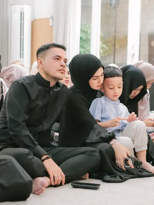 Gamis elegan ini dilengkapi dengan detail lengan puffed yang dihiasi beads mutiara, menciptakan kesan sederhana namun tetap mewah. [@_irishbella_].