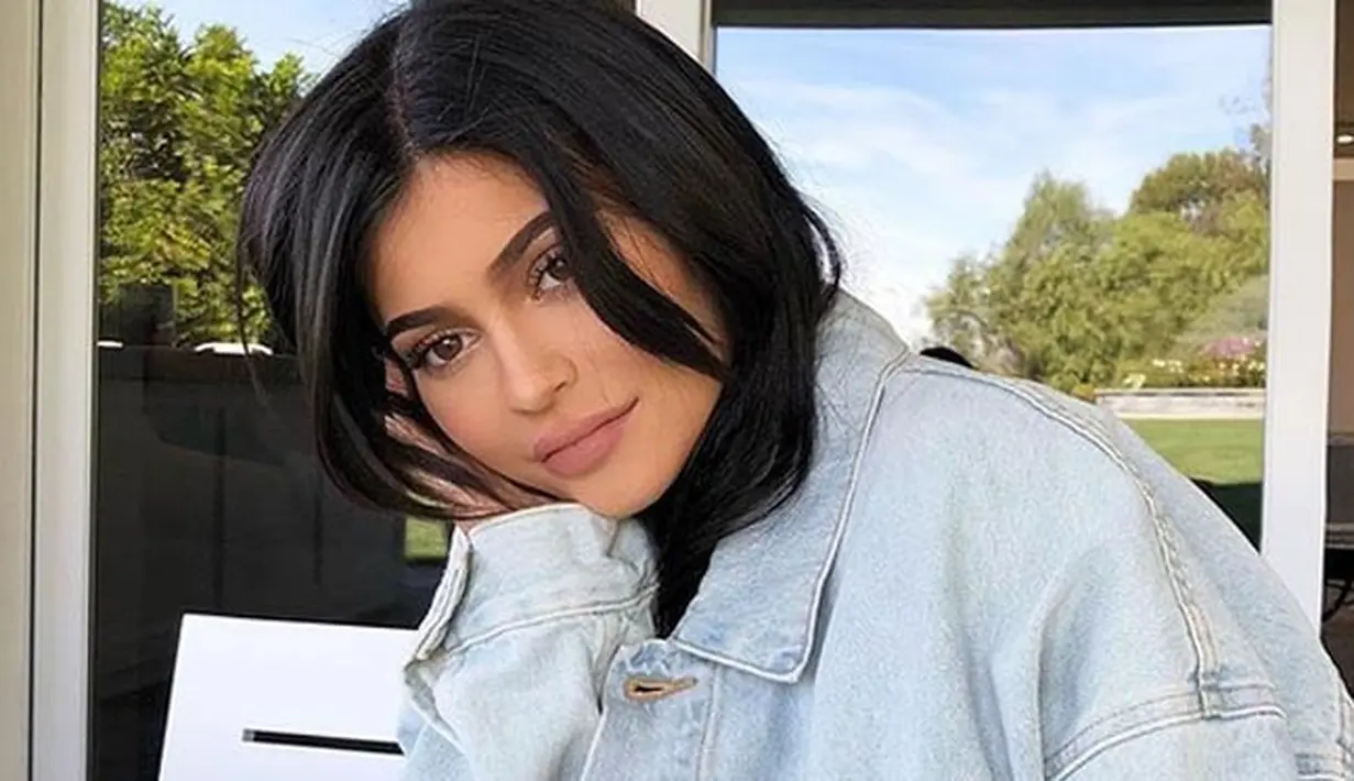 Pemberitaan soal kehamilan Kylie Jenner  ini pertama kali muncul tidak lewat Kylie sendiri. Melainkan dari ayahnya, Bruce, yang kini telah mengubah namanya menjadi Caitlyn Jenner. (Instagram/kyliejenner)