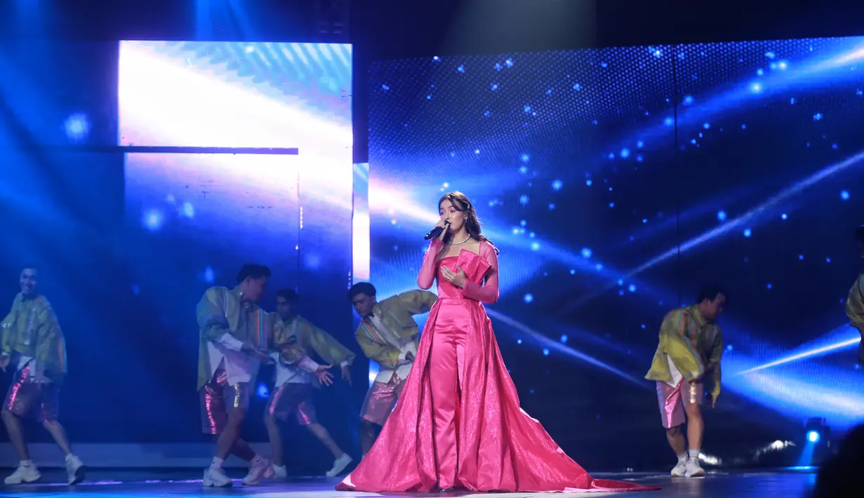 Mawar Eva tampil semakin cantik bak princess dengan rambut panjangnya yang dibiarkan tergerai dan ditata ikal. Ia membiarkan beberapa bagian poninya terlihat, membingkai wajahnya dengan amat baik. [Foto: Document/FIMELA]