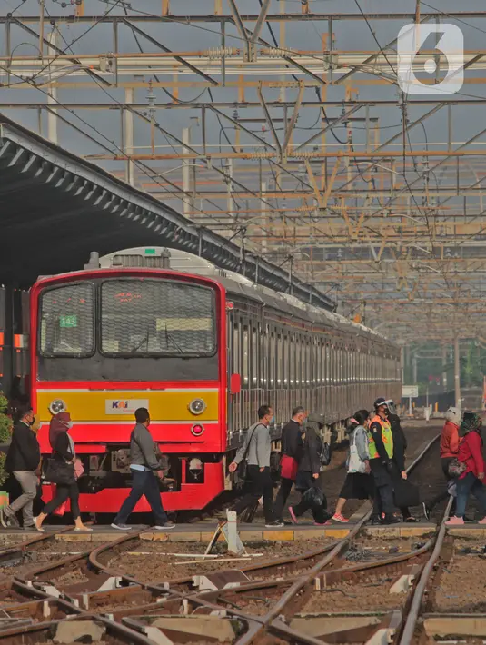 Suasana Stasiun Bekasi, Jawa Barat, Senin (1/2/2021). Petugas keamanan tampak mengatur para penumpang memasuki stasiun. Hal itu dilakukan agar tidak terjadi penumpukan penumpang. (Liputan6.com/Herman Zakharia)