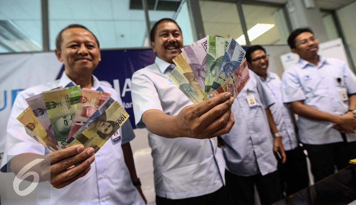 Direktur Utama Perum Peruri, Prasetyo bersama jajaran menunjukan uang baru usai mengikuti Peruri media visit 2017 di Perusahaan Umum Percetakan Uang Indonesia (Peruri), Karawang, Jawa Barat, Rabu (18/1). (Liputan6.com/Faizal Fanani)
