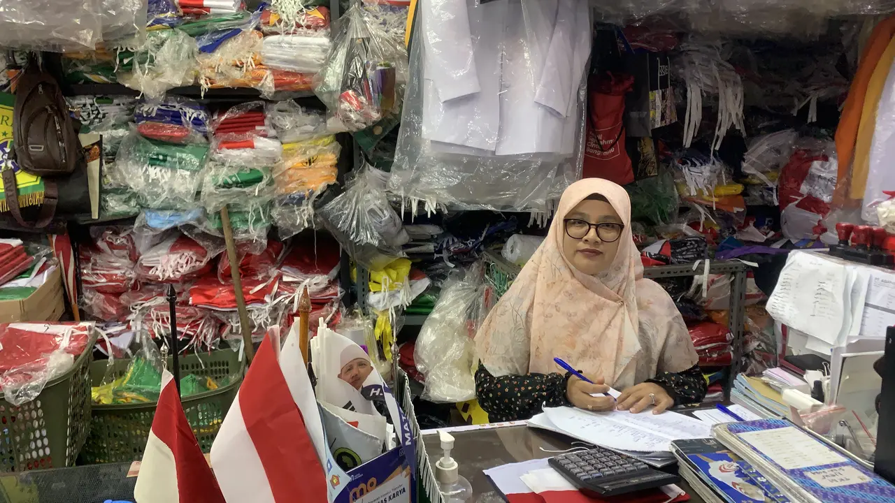 Siti Kusmayati (48) sedang duduk di dalam tokonya “Tunas karya Mandiri”