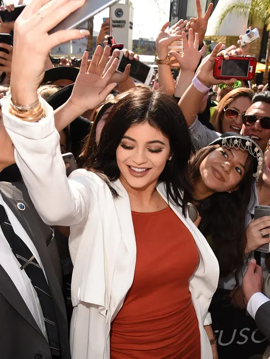 Kylie mengungkapkan ia selalu menggunakan sunblock agar melindungi kulitnya ketika terkena panasnya matahari. (AFP/Bintang.com)