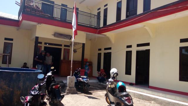 Beberepa masyarakat tengah menunggu pelayanan aparat desa, saat mereka menyampaikan kebutuhannya di Desa Karjaya, Garut, Jawa Barat