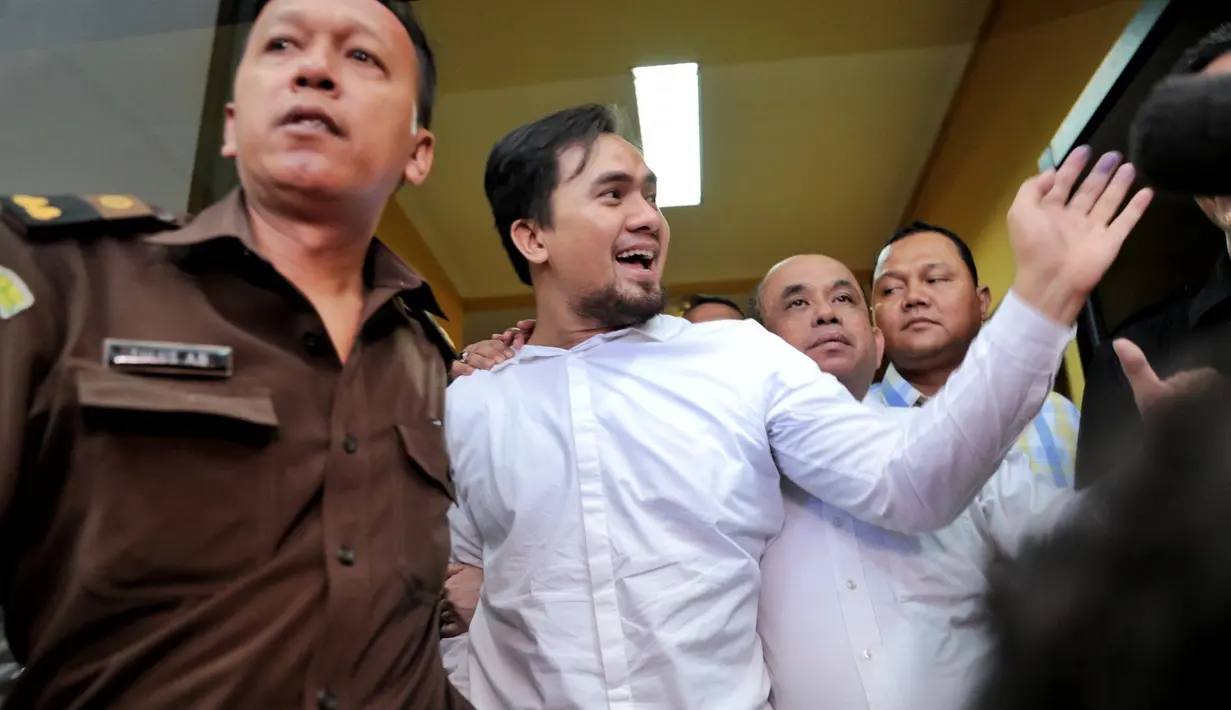 Berkas yang dinyatakan telah lengkap atau P 21, Bang Ipul penyanyi dangdut ini biasa disapa tinggal menunggu sidang untuk proses selanjutnya. (Adrian Putra/Bintang.com)