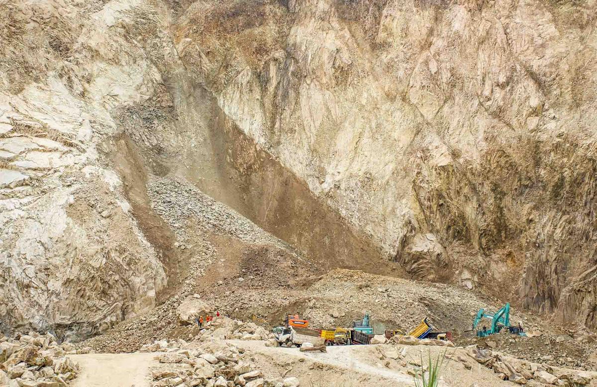 FOTO: !4 Penambang Galian C Tewas dan 8 Lainnya Masih Tertimbun Longsor Di Gunung Kuda Cirebon