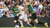 Gelandang AC Milan, Brahim Diaz membawa bola dari kejaran pemain Sassuolo,  Kristian Thorstvedt pada pertandingan lanjutan Liga Serie A Italia di stadion Mapei - Citta del Tricolore di Reggio Emilia (30/8/2022). Dengan hasil imbang ini AC Milan berada di posisi 3 dengan 8 poin. (Massimo Paolone / LaPresse via AP)