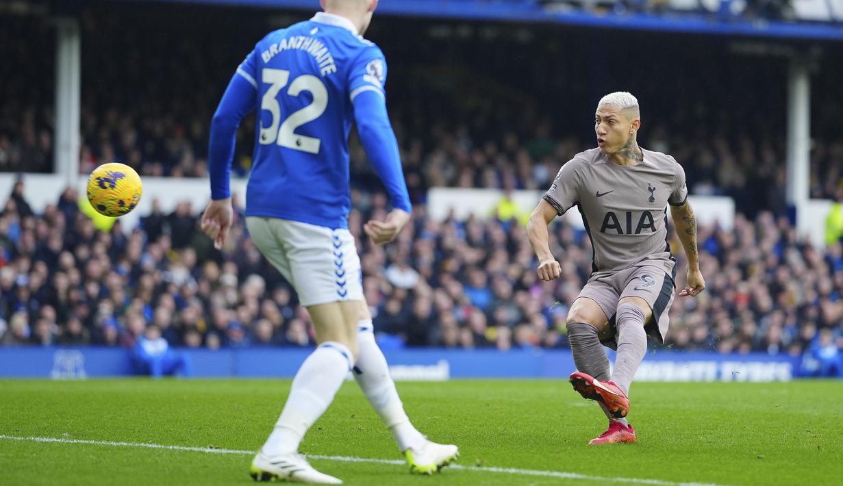 <p>Pemain Tottenham Hotspur, Richarlison (kanan) mencetak gol pertama timnya ke gawang Everton pada laga lanjutan Liga Inggris 2023/2024 Goodison Park stadium, Liverpool, Inggris, Minggu (04/02/2024) dini hari WIB. (AP Photo/Jon Super)</p>