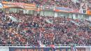 Suporter bernyanyi dan meneriakan yel-yel saat peresmian Stadion Jakarta International Stadium (JIS) di Jakarta, Minggu (24/7/2022). Sederet artis papan atas Ibu Kota turut meramaikan acara tersebut antara lain Dewa 19 dan Virzha, Kotak Band serta Setia Band. Selain itu, panitia juga akan menggelar pertandingan persahabatan sepakbola. (Liputan6.com/Herman Zakharia)