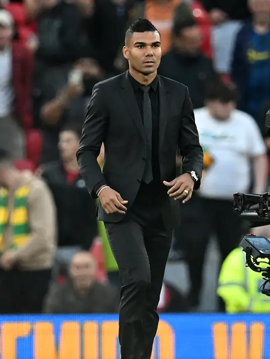 Gelandang Manchester United Casemiro diperkenalkan kepada para pendukung sesaat sebelum laga MU vs Liverpool dimulai di stadion Old Trafford, Senin (22/8/2022). (Paul ELLIS / AFP)