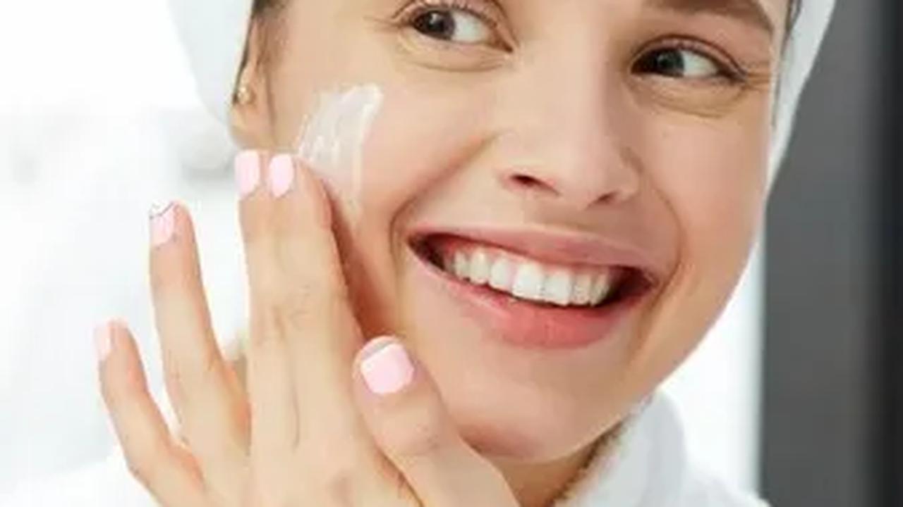 Sunscreen adalah bagian tak terpisahkan dari rutinitas perawatan kulit sehari-hari. Meskipun begitu, banyak orang yang belum menyadari bahwa penggunaannya seringkali diiringi oleh sejumlah kesalahan.