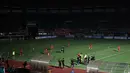 Suasana lapangan stadion Patriot Candrabhaga setelah lampu stadion padam pada menit ke-15 saat laga uji coba antara Persija Jakarta melawan Ratchaburi FC, Minggu (25/6/2023) malam WIB. (Bola.com/Abdul Aziz)