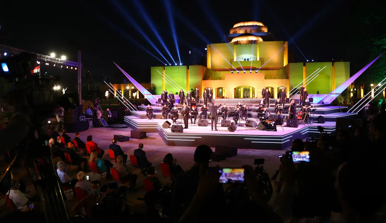 Pengunjung menyaksikan konser di teater terbuka Gedung Opera Kairo, Mesir, Kamis (9/7/2020). Gedung Opera Kairo kembali dibuka dengan menerapkan langkah-langkah anti-COVID-19 yang ketat. (Xinhua/Ahmed Gomaa)