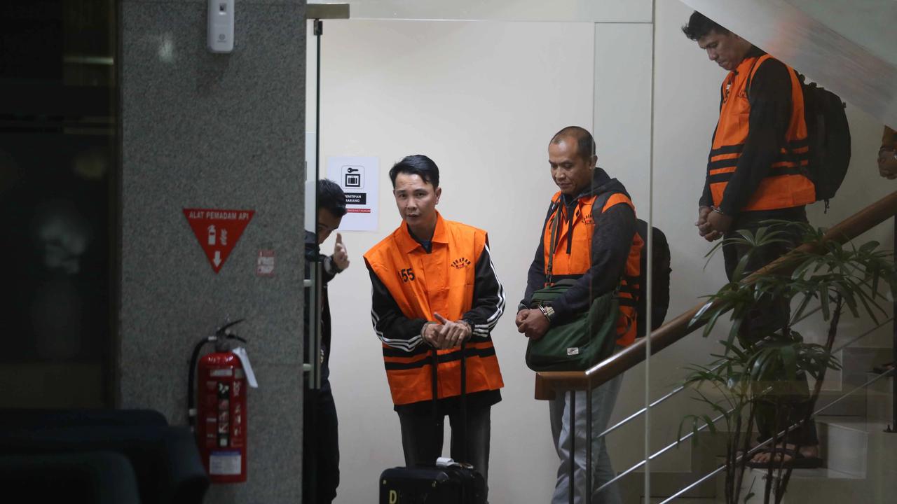 FOTO: KPK Tahan Bupati Rejang Lebong Usai Terjaring OTT