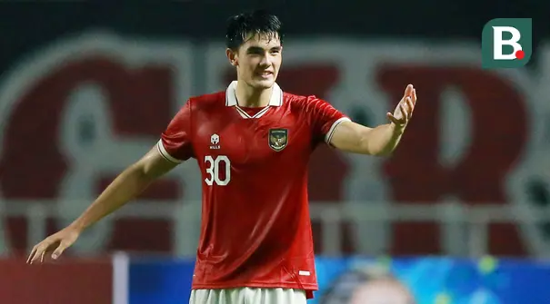 Elkan Baggott benar-benar menjadi benteng kukuh di pertahanan Timnas Indonesia. Selain mampu tampil disiplin, postur tubuh Elkan yang menjulang membuat penyerang Curacao kerepotan dalam duel udara. (Bola.com/M Iqbal Ichsan)