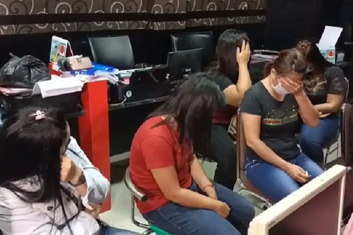 Polisi menangkap muncikari dan PSK di Bojonegoro. (Ahmad Adiri/Liputan6.com)