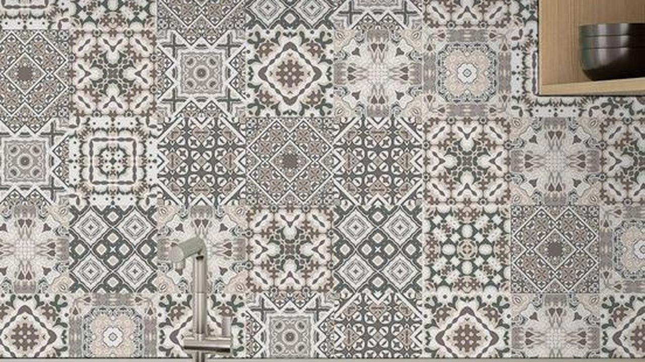 Wallpaper Dinding Dapur Minimalis Bercorak Ramai