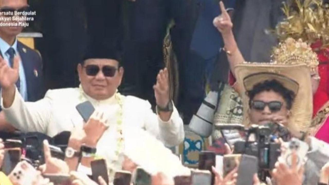 VIDEO: Aksi Sigap Paspampres saat Prabowo Turun Mimbar Joget Lagu Tabola-Bale di Istana
