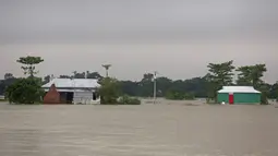 Sejumlah rumah terendam banjir di Sunamganj, Bangladesh, Minggu (12/7/2020). Banjir di sejumlah wilayah Bangladesh telah memengaruhi kehidupan lebih dari 1,3 juta orang dan mengakibatkan puluhan ribu keluarga mengungsi. (Xinhua)