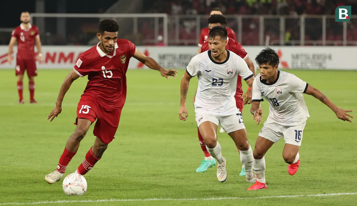 Ricky Kambuaya. Gelandang serang milik Persib Bandung berusia 26 tahun ini menjadi pemain tertajam kedua Timnas Indonesia di bawah asuhan pelatih Shin Tae-yong, unggul jumlah assist dari Evan Dimas. Hingga kini ia telah mencetak 5 gol dan 5 assist dari 20 laga sejak melakukan debut pada 8 Oktober 2021. Gol pertamanya dicetak saat menang 3-0 atas Chinese Taipei pada leg kedua babak playoff kualifikasi Piala Asia 2023 (11/10/2021). Sementara gol terakhirnya terjadi saat menang 3-0 atas Timor Leste pada laga persahabatan (30/1/2022). (Bola.com/Abdul Aziz)