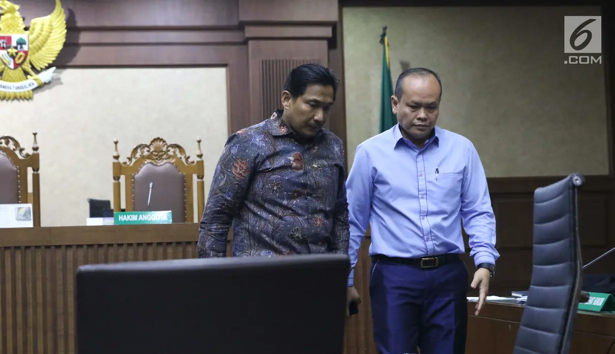 Terdakwa dugaan suap/gratifikasi terkait kerjasama jasa pelayaran yang juga anggota komisi VI DPR RI, Bowo Sidik Pangarso (kiri) usai mengikuti sidang lanjutan di Pengadilan Tipikor, Jakarta, Rabu (4/9/2019). Sidang mendengar keterangan saksi. (Liputan6.com/Helmi Fithriansyah)