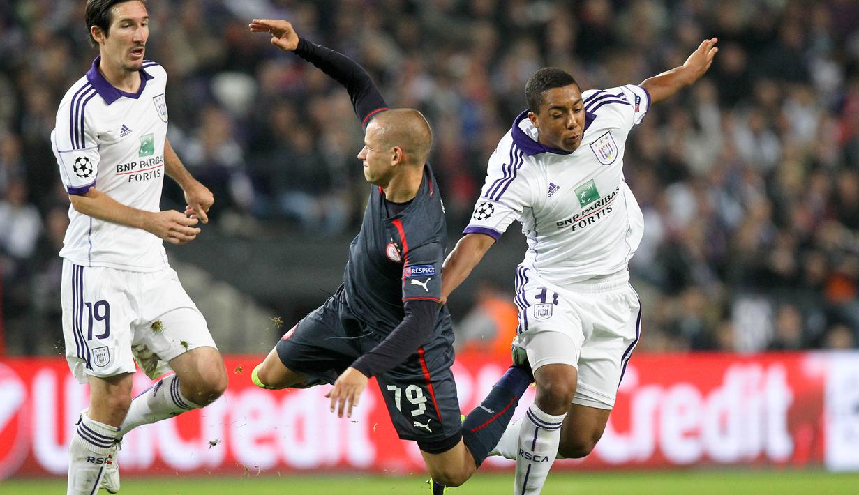 4. Youri Tielemans (Kanan/ Anderlecht/ 16 tahun, 148 hari) - Melakukan debut pada 2/10/2013 saat menjamu Olimpiakos di Brussel pada fase grup musim 2013/2014 sebagai starter dan bermain penuh selama 90 menit. Anderlecht Kalah 0-3 dalam laga tersebut. (AFP/Virginie Lefour/Belga Photo)