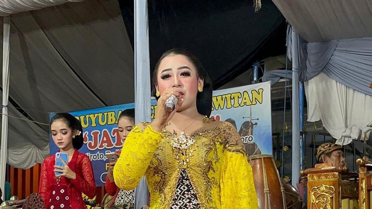 Cantik Mengenakan Kebaya Warna Kuning&nbsp;