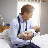 Beberapa ayah mulai mengajukan tuntutan agar mereka juga mendapatkan hak cuti untuk lebih fokus mengurus anak mereka yang baru lahir. (Foto: chicagopolicyreview.org)