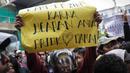 Warga Tanjung Priok membawa poster berisi aspirasi saat berunjuk rasa di depan Gedung Kemenkumham, Jakarta Selatan, Rabu (22/1/2020). Mereka menuntut Menkumham Yasonna Laoly minta maaf atas ucapannya yang menyebut Tanjung Priok adalah daerah miskin, kumuh, dan kriminal. (Liputan6.com/Faizal Fanani)