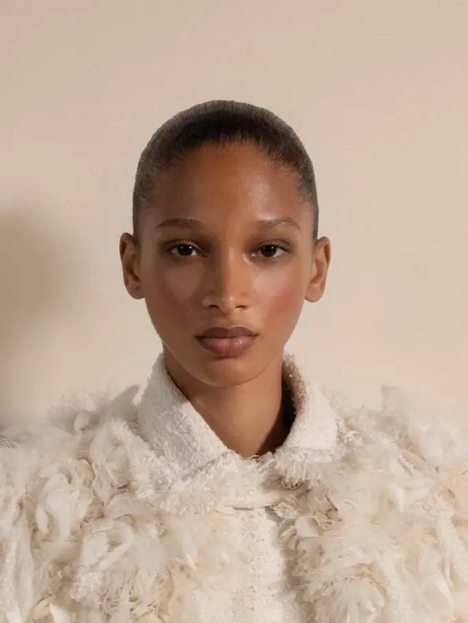Chanel Populerkan Kembali Clean Girl Makeup di Haute Couture FW 2025/26,  Minimalis, Glowy, dan Chic