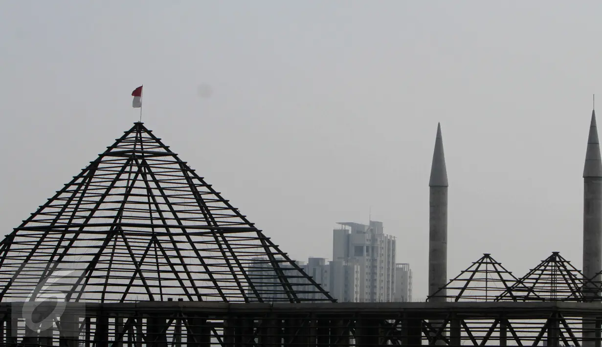 Tampak proyek pembangunan Masjid Raya Jakarta di Jalan Daan Mogot KM 14, Jakarta, Senin (23/5). Proyek yang dibangun di lahan seluas 17,6 hektar milik Pemprov DKI itu saat ini terhenti akibat proses lelang. (Liputan6.com/Gempur M Surya)