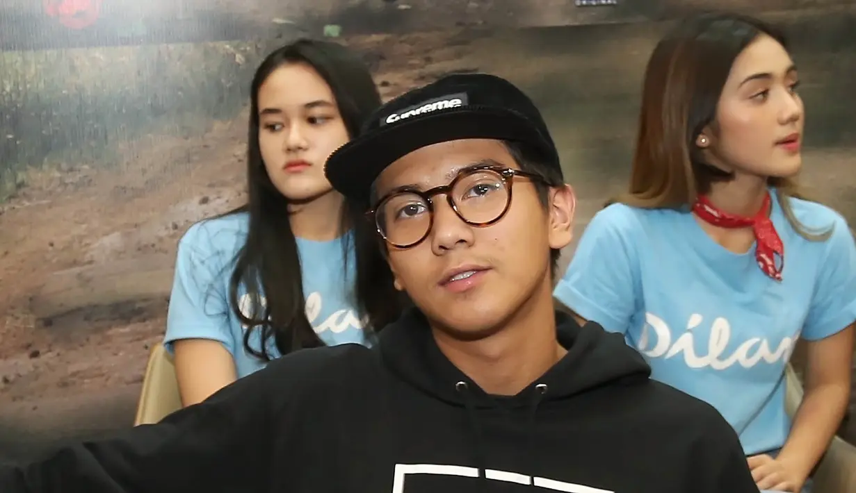 Film Dilan 1990 dibintangi oleh Iqbaal Ramadhan dan Vanesha Preschilla memerankan Milea. Kisah cinta anak remaja Bandung tahun 1990-an itu membuat banyak yang baper. (Adrian Putra/Bintang.com)