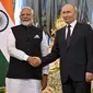 Perdana Menteri India Narendra Modi dan Presiden Rusia Vladimir Putin saat keduanya bertemu pada Selasa (9/7/2024) di Moskow. (Dok. Alexander Nemenov/Pool Photo via AP)