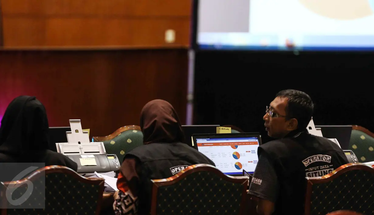 KPUD Jakarta melakukan Input dan memindai data form C1 hasil pemungutan suara dari setiap tempat pemungutan suara (TPS) dengan Sistem Informasi Perhitungan (Situng) KPU di Aula Bina Karya, Hotel Bidakara, Jakarta, Rabu (16/2). (Liputan6.com/Faizal Fanani)