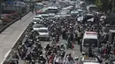 Kendaraan mengalami kemacetan saat melintas di sekitar eks gedung PN Jakarta Pusat, Selasa (13/12). Lokasi sidang perdana Basuki Tajahaja Purnama (Ahok) mengalami kemacetan karena massa yang menyaksikan persidangan tersebut. (Liputan6.com/Faizal Fanani)