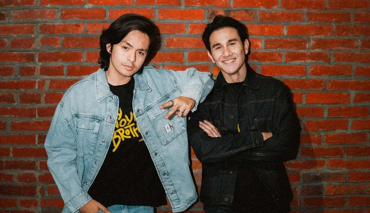 Momen ketika Angga Yunanda dan Vino G Bastian melakukan kunjungan ke bioskop di beberapa kota untuk menyapa penonton My Annoying Brother. Diketahui film My Annoying Brother ini adalah film pertama yang mempertemukan Angga dan Vino. Meski baru pertama kali, namun keduanya sudah akrab satu sama lainnya dan seperti sudah saling menganal cukup lama. (Liputan6.com/IG/@angga)